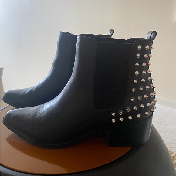 Size 8 black Steve Madden booties leather. Great condition. No marks or scuffs - Picture 3 of 4